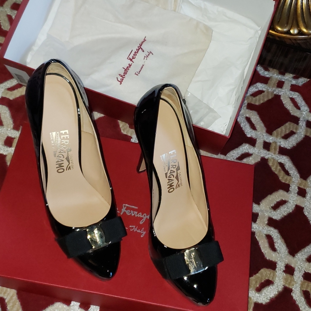 SALVATORE FERRAGAMO black patent pumps with bowtie